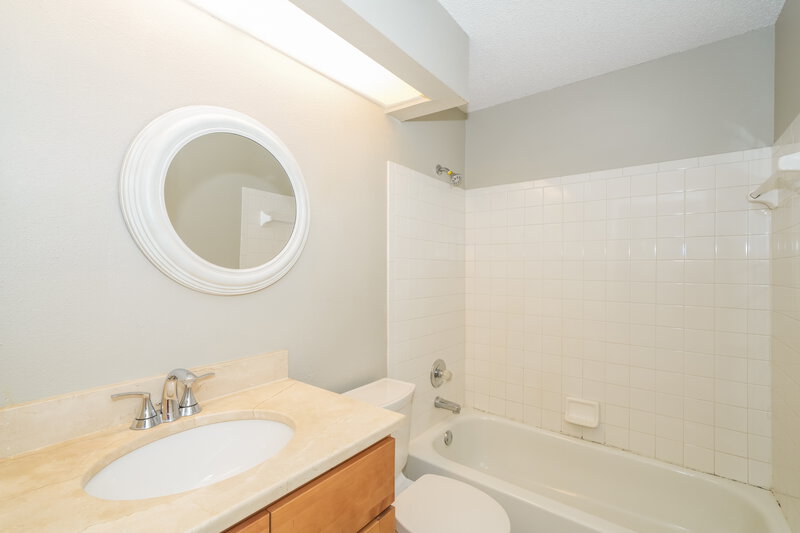 2,175/Mo, 2047 Sarah Louise Dr Brandon, FL 33510 Bathroom View