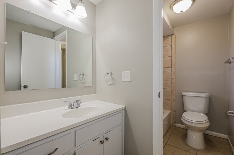 2,220/Mo, 16314 Caliente Place Tampa, FL 33624 Main Bathroom View