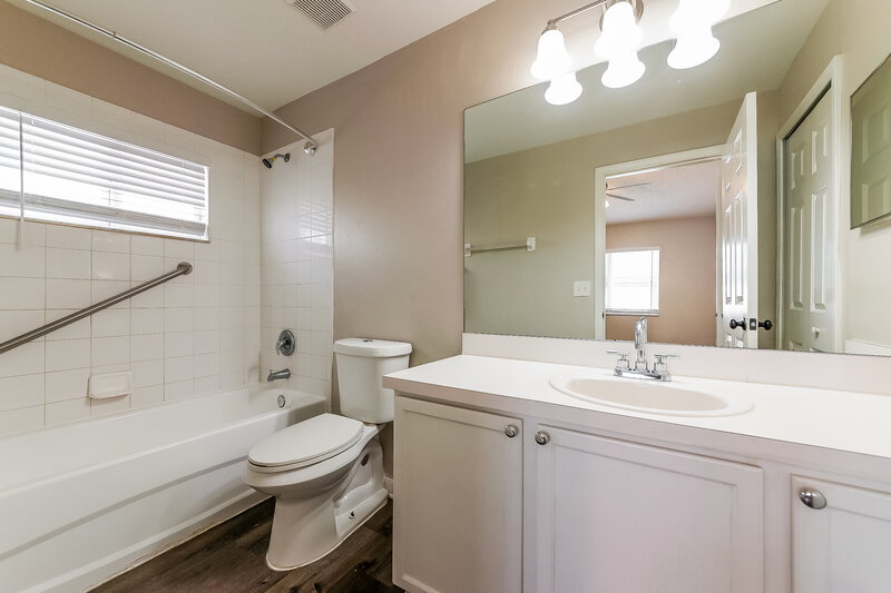 1,950/Mo, 11751 Lynmoor Drive Riverview, FL 33579 Main Bathroom View