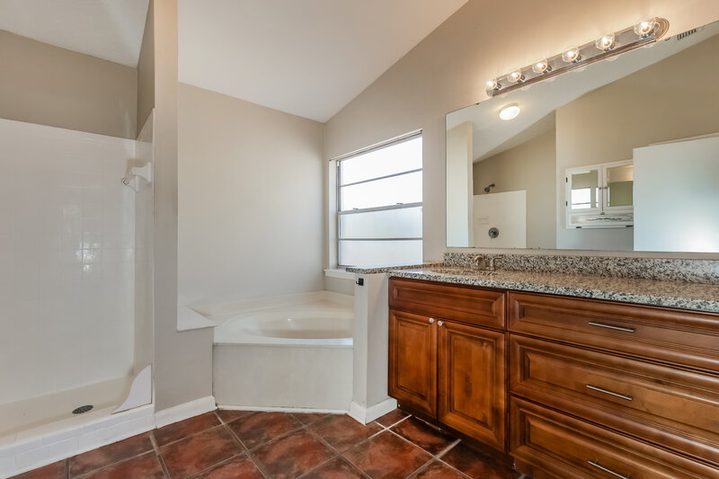 2,080/Mo, 1012 Cameo Crest Lane Valrico, FL 33596 Main Bathroom View