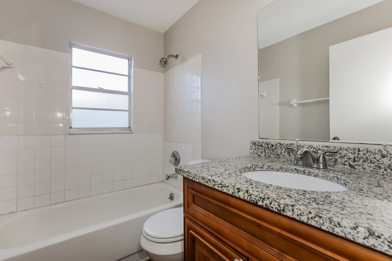 2,080/Mo, 1012 Cameo Crest Lane Valrico, FL 33596 Bathroom View
