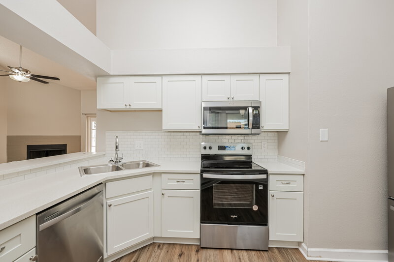 2,480/Mo, 8606 Twin Farms Place Tampa, FL 33635 Kitchen View 2