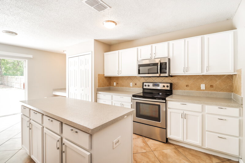 3,680/Mo, 13825 Gentle Woods Avenue Riverview, FL 33569 Kitchen View 2