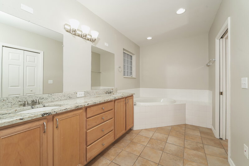 2,005/Mo, 6557 Shepherd Oaks Road Lakeland, FL 33811 Main Bathroom View