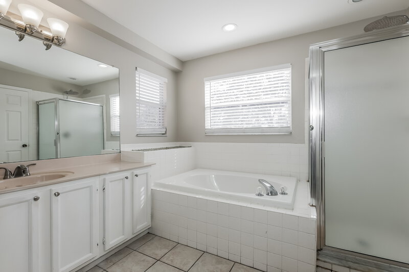 2,255/Mo, 741 Burlwood Street Brandon, FL 33511 Main Bathroom View