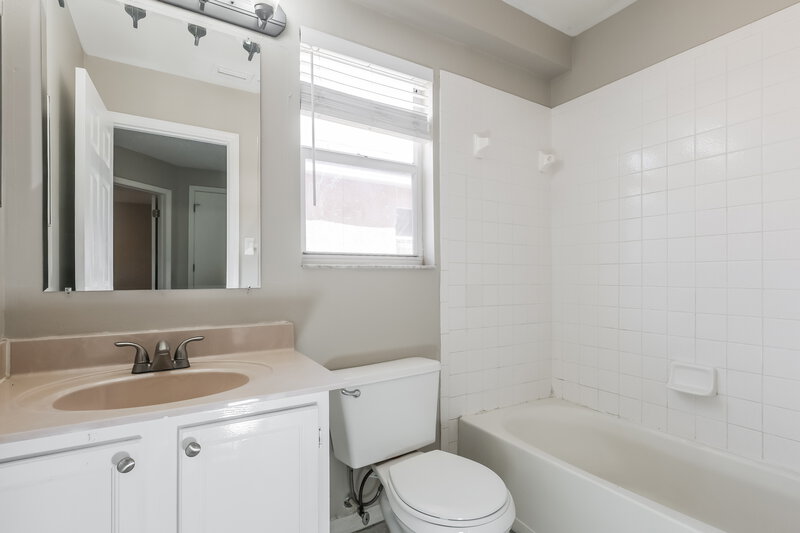 2,255/Mo, 741 Burlwood Street Brandon, FL 33511 Bathroom View