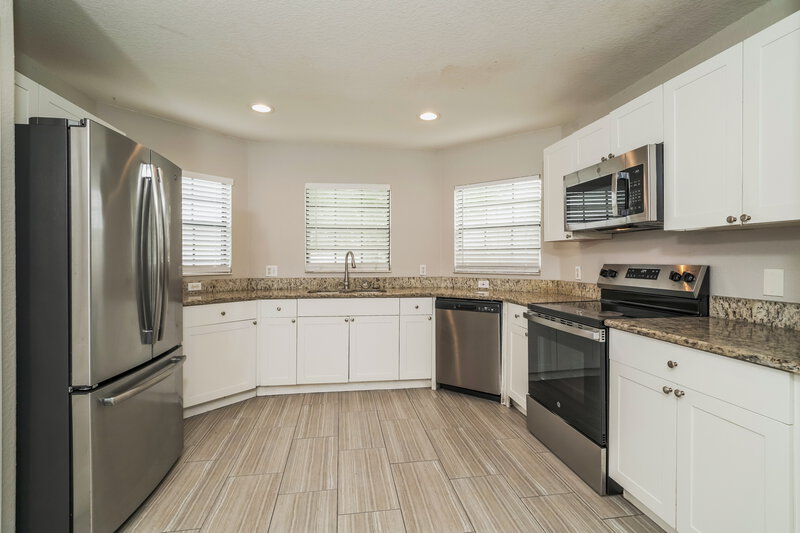 2,050/Mo, 8179 Woodvine Cir Lakeland, FL 33810 Kitchen View