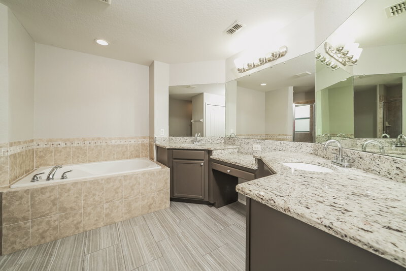 2,050/Mo, 8179 Woodvine Cir Lakeland, FL 33810 Main Bathroom View