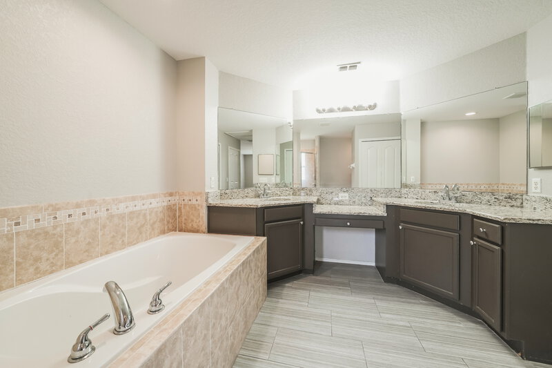 2,050/Mo, 8179 Woodvine Cir Lakeland, FL 33810 Main Bathroom View 2