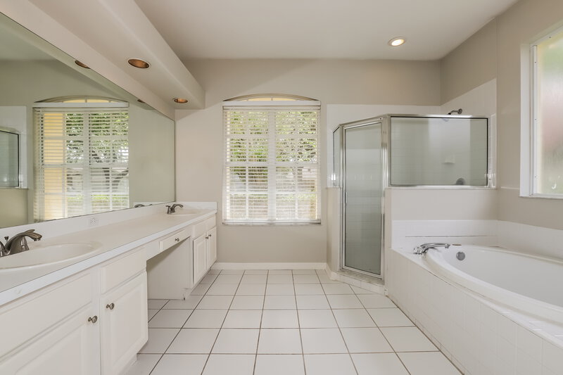2,615/Mo, 5430 Twin Creeks Drive Valrico, FL 33596 Main Bathroom View