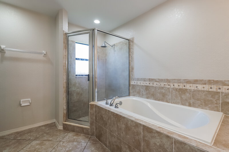 1,950/Mo, 5760 Woodruff Way Lakeland, FL 33812 Main Bathroom View