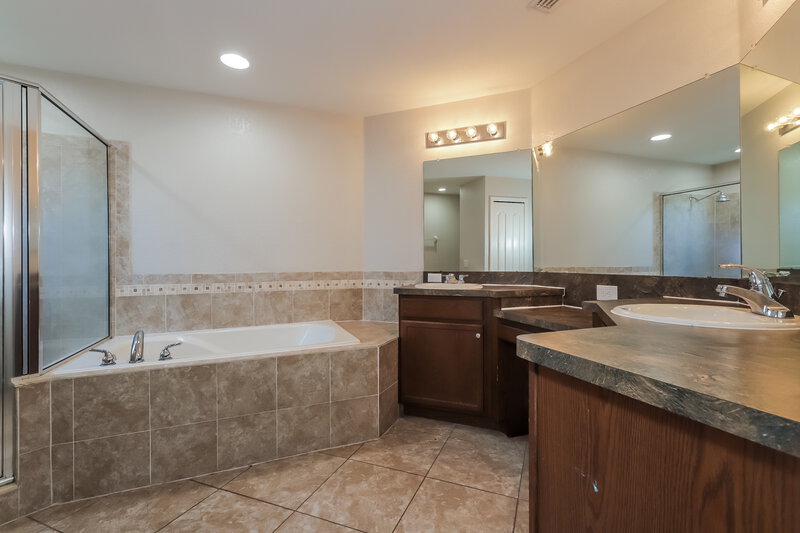 1,950/Mo, 5760 Woodruff Way Lakeland, FL 33812 Main Bathroom View 2