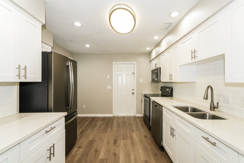 2,890/Mo, 8105 N Fremont Ave Tampa, FL 33604 Kitchen View