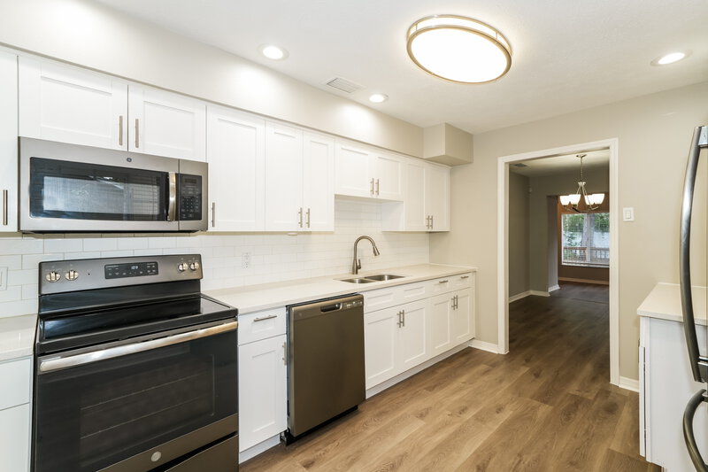 2,890/Mo, 8105 N Fremont Ave Tampa, FL 33604 Kitchen View 2