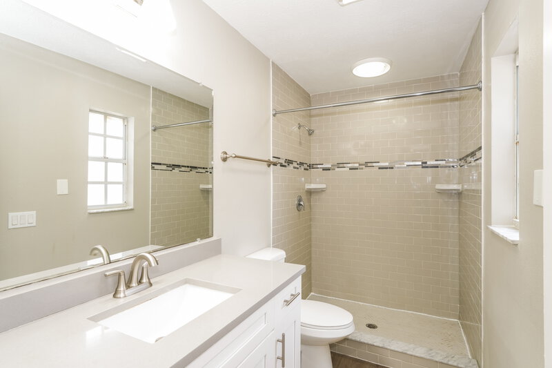 2,890/Mo, 8105 N Fremont Ave Tampa, FL 33604 Main Bathroom View