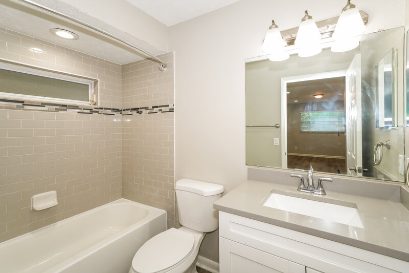 2,890/Mo, 8105 N Fremont Ave Tampa, FL 33604 Bathroom View