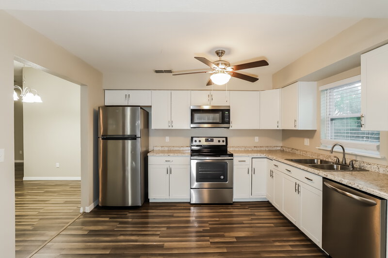 2,510/Mo, 1302 Foxboro Drive Brandon, FL 33511 Kitchen View