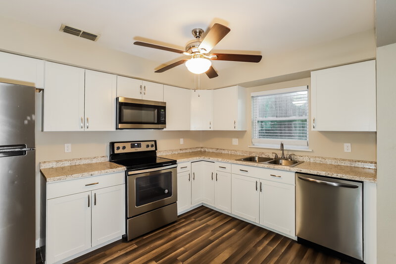 2,510/Mo, 1302 Foxboro Drive Brandon, FL 33511 Kitchen View 2