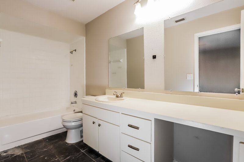 2,510/Mo, 1302 Foxboro Drive Brandon, FL 33511 Main Bathroom View 2