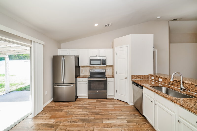 2,265/Mo, 13719 Gentle Woods Avenue Riverview, FL 33569 Kitchen View
