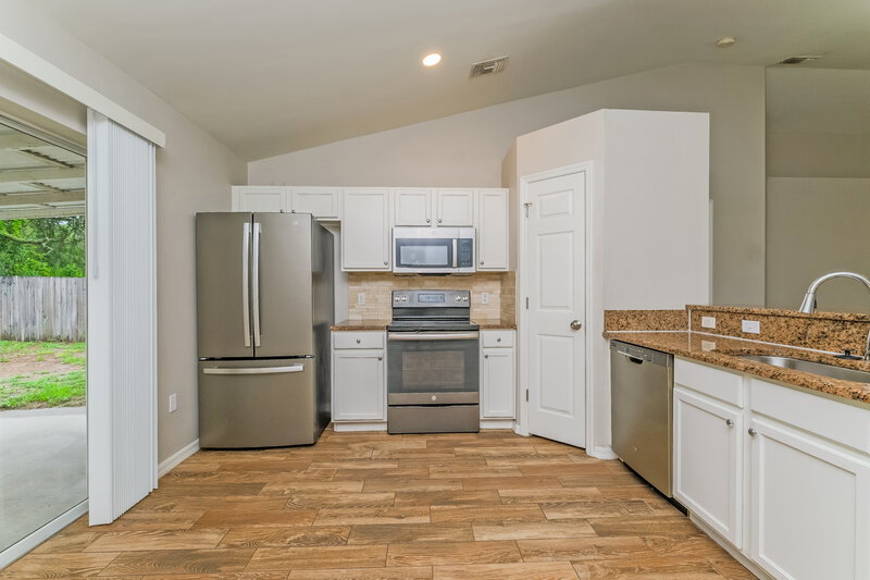 2,185/Mo, 13719 Gentle Woods Avenue Riverview, FL 33569 Kitchen View 2