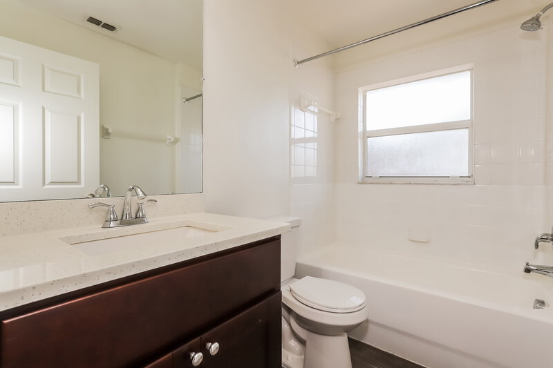 1,985/Mo, 2304 Pleasure Run Drive Ruskin, FL 33570 Main Bathroom View