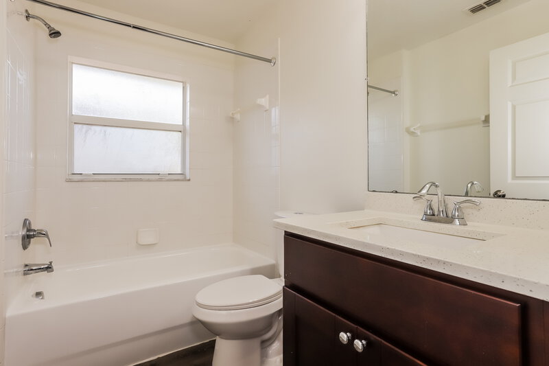 1,985/Mo, 2304 Pleasure Run Drive Ruskin, FL 33570 Bathroom View