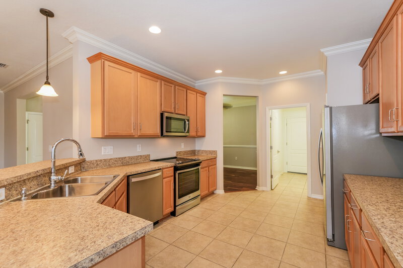 2,100/Mo, 1114 Beech Grove Place Ruskin, FL 33570 Kitchen View 2