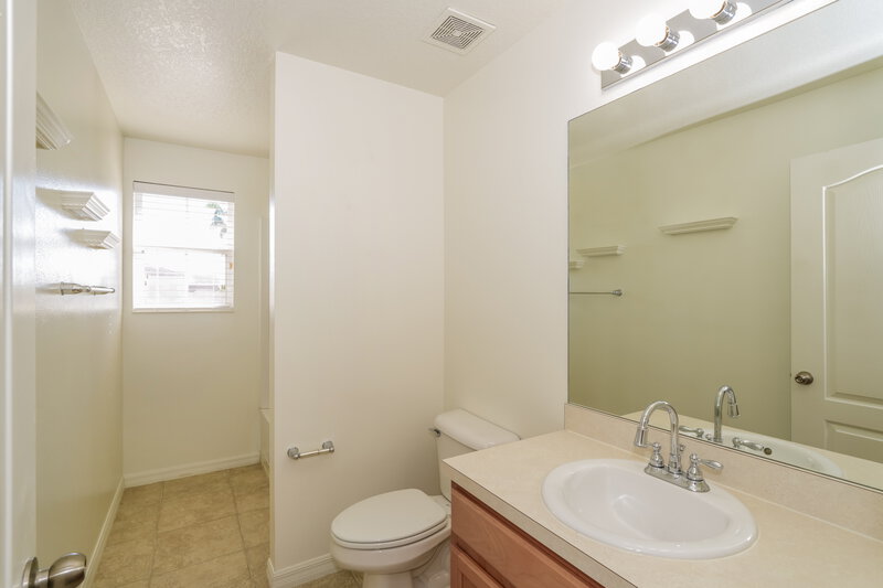 2,100/Mo, 1114 Beech Grove Place Ruskin, FL 33570 Bathroom View