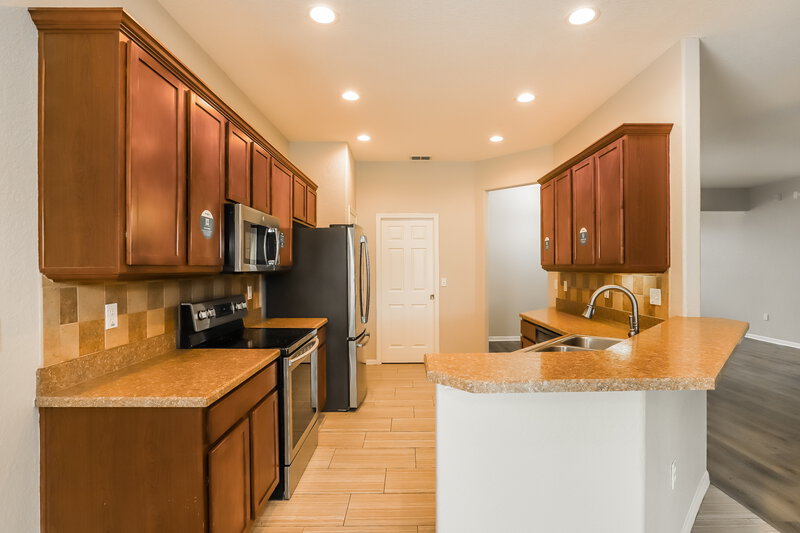 2,205/Mo, 36210 Laguna Hills Circle Zephyrhills, FL 33541 Kitchen View