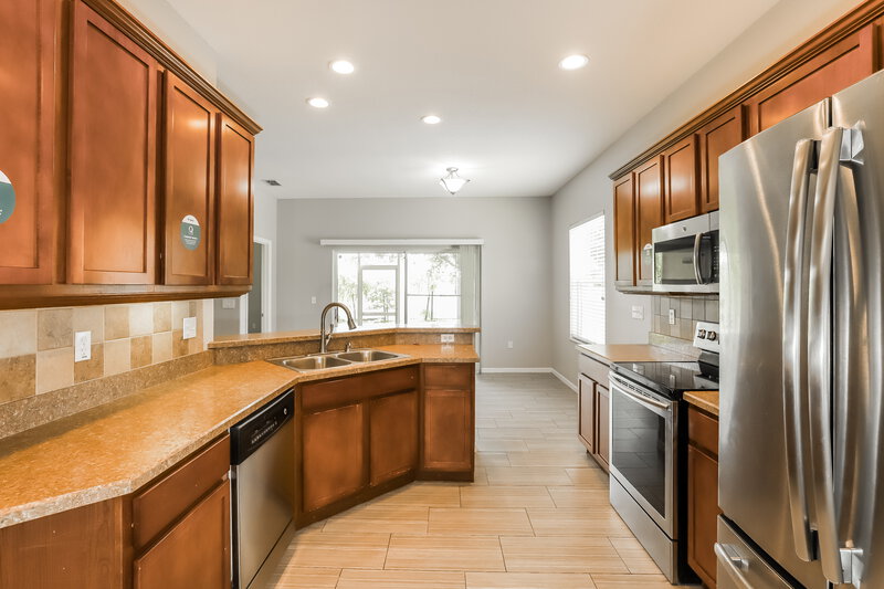 2,205/Mo, 36210 Laguna Hills Circle Zephyrhills, FL 33541 Kitchen View 2