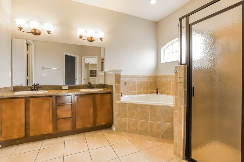 2,205/Mo, 36210 Laguna Hills Circle Zephyrhills, FL 33541 Main Bathroom View