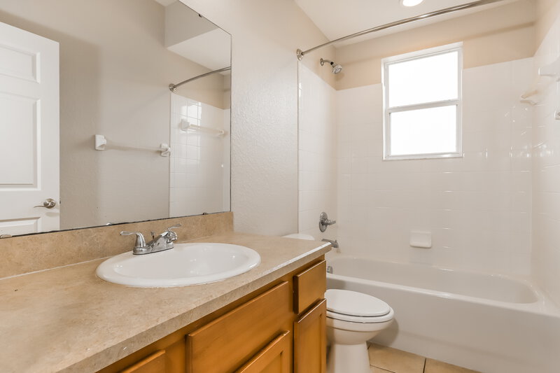 2,205/Mo, 36210 Laguna Hills Circle Zephyrhills, FL 33541 Bathroom View