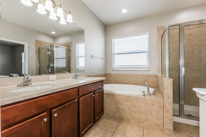2,465/Mo, 720 Parker Den Drive Ruskin, FL 33570 Main Bathroom View