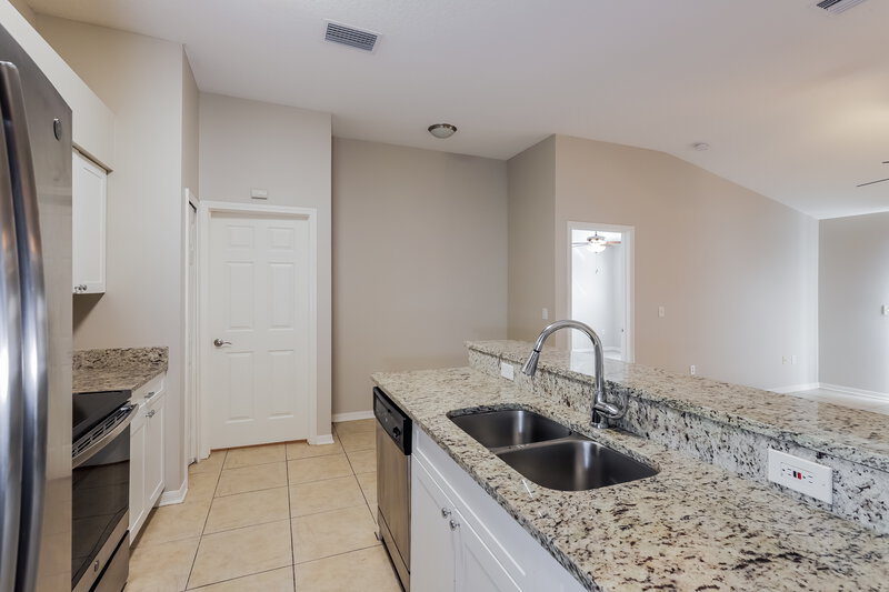 1,880/Mo, 7622 Weehawken Dr Zephyrhills, FL 33540 Kitchen View 3