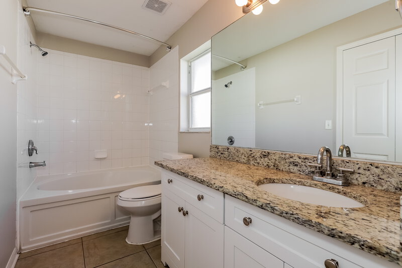 1,880/Mo, 7622 Weehawken Dr Zephyrhills, FL 33540 Main Bathroom View