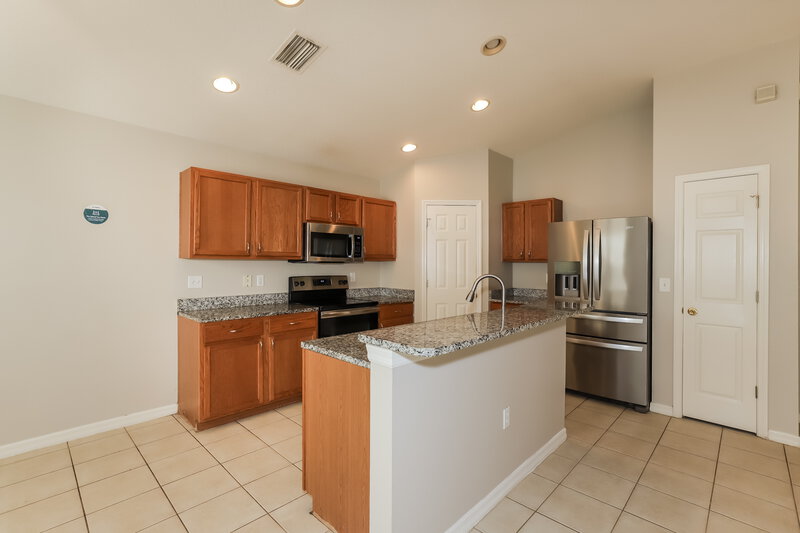 2,130/Mo, 9421 Cypress Harbor Drive Gibsonton, FL 33534 Kitchen View 2
