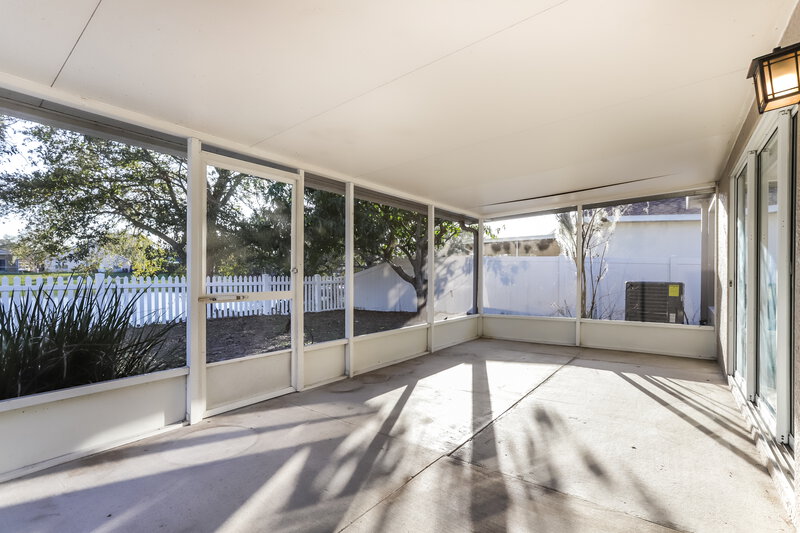 2,130/Mo, 9421 Cypress Harbor Drive Gibsonton, FL 33534 Sun Room View