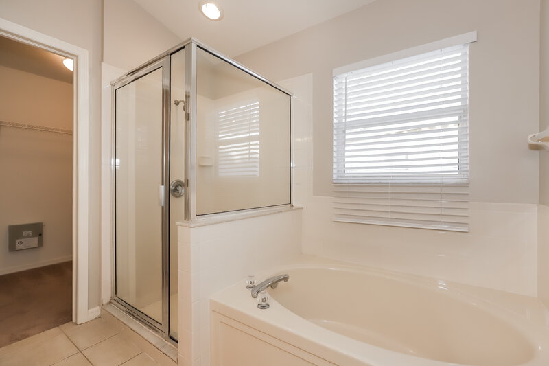 2,130/Mo, 9421 Cypress Harbor Drive Gibsonton, FL 33534 Main Bathroom View 2