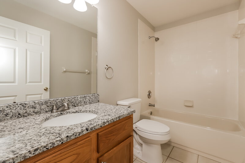 2,130/Mo, 9421 Cypress Harbor Drive Gibsonton, FL 33534 Bathroom View