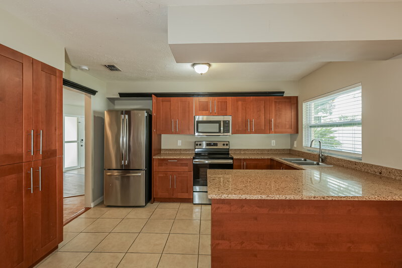 2,240/Mo, 3819 Cloverhill Court Brandon, FL 33511 Kitchen View