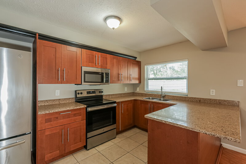 2,240/Mo, 3819 Cloverhill Court Brandon, FL 33511 Kitchen View 2