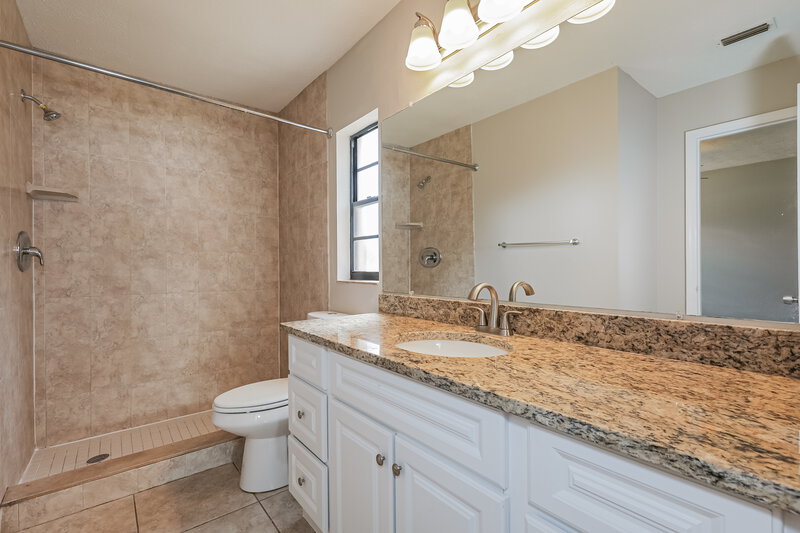 2,240/Mo, 3819 Cloverhill Court Brandon, FL 33511 Main Bathroom View