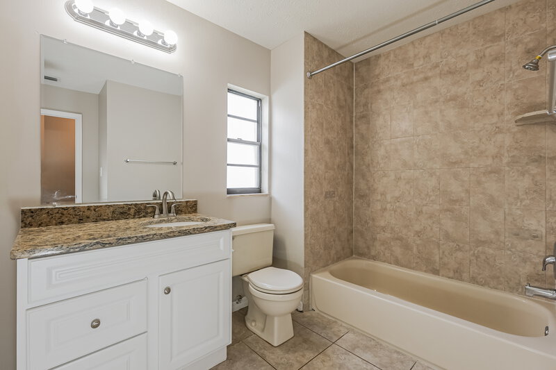 2,240/Mo, 3819 Cloverhill Court Brandon, FL 33511 Bathroom View