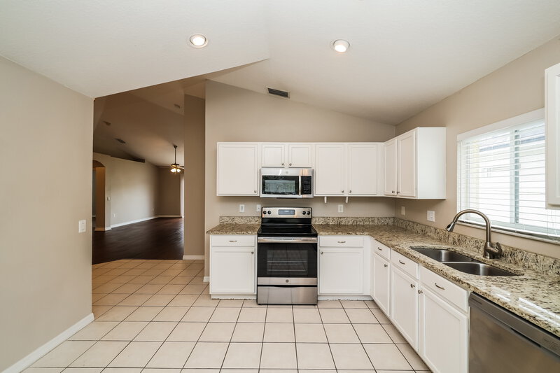1,925/Mo, 7002 Crown Lake Drive Gibsonton, FL 33534 Kitchen View