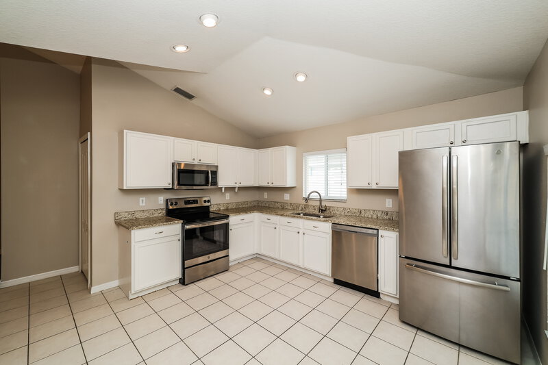1,925/Mo, 7002 Crown Lake Drive Gibsonton, FL 33534 Kitchen View 2