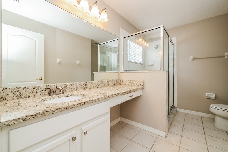 1,925/Mo, 7002 Crown Lake Drive Gibsonton, FL 33534 Main Bathroom View
