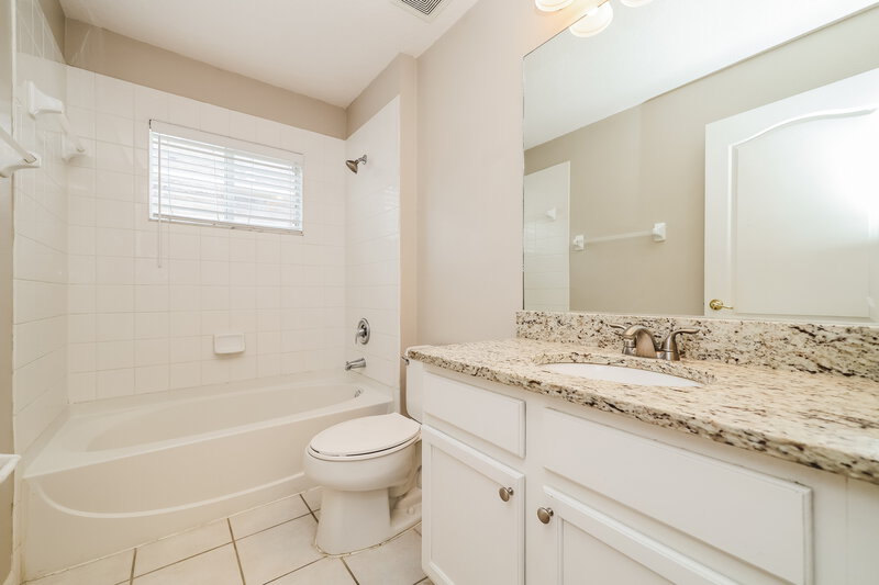 1,925/Mo, 7002 Crown Lake Drive Gibsonton, FL 33534 Bathroom View