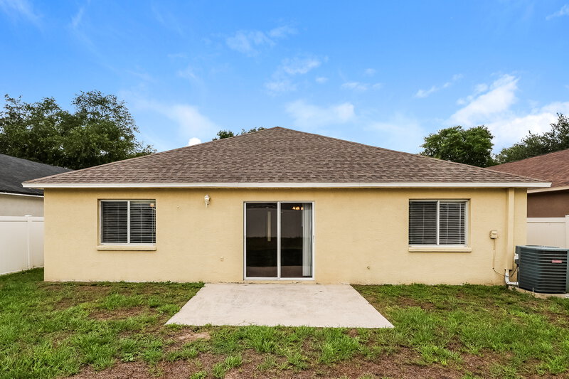1,925/Mo, 7002 Crown Lake Drive Gibsonton, FL 33534 Rear View