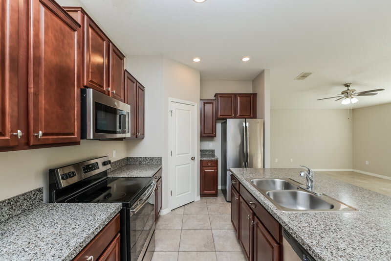 1,830/Mo, 127 Cascade Bend Drive Ruskin, FL 33570 Kitchen View